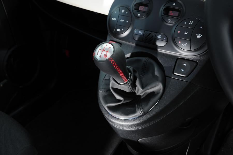 Детали интерьера Abarth 500 esseesse 2009 года  (UK) (фото 13 из 29)